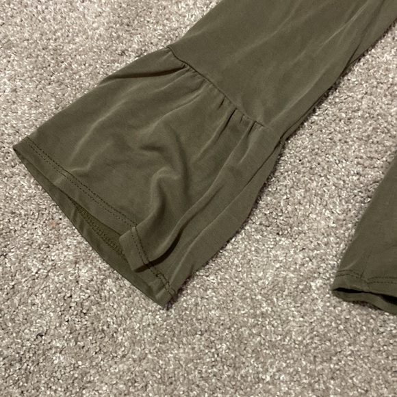 Army green wrist flare top - Picture 2 of 4